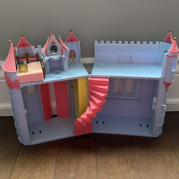 Mattel Foldable Caste - Picture 5 of 10